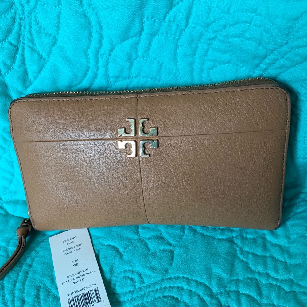 TORY BURCH wallet. Authentic, with original tag!